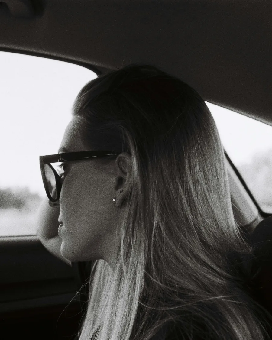 Pasajera viajando con comodidad en un taxi premium en Madrid